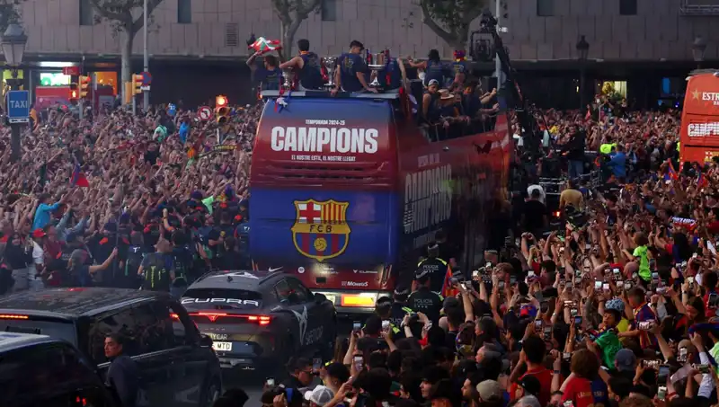Barcelona Futbol Takımı, Coşkuyla Taraftarlarıyla Buluştu!