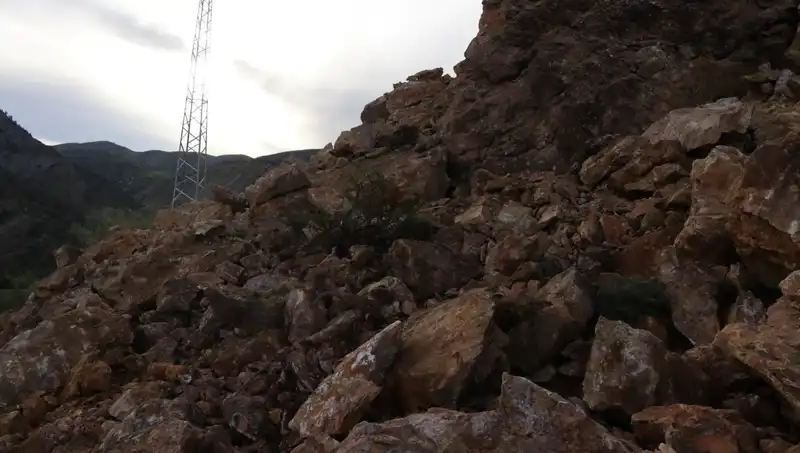 Erzurum'da Heyelan: Dev Kayalar Yol Güvenliğini Tehdit Ediyor