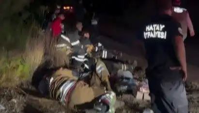 Hatay İtfaiye Ekibi Yorgunluk Molasıyla Nefes Aldı, Yangınlarla Mücadelede Güçlerini Yeniledi
