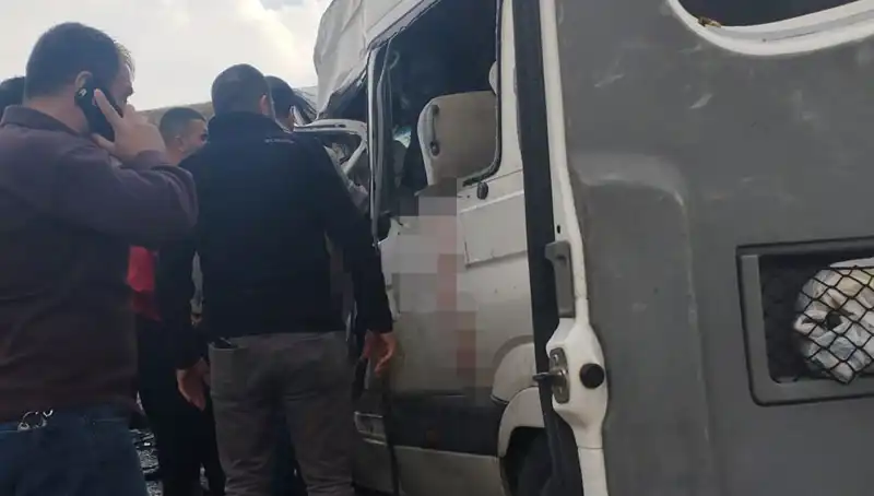 Van’da Minibüs ve Kamyonet Çarpıştı: En Az 6 Kişi Hayatını Kaybetti!
