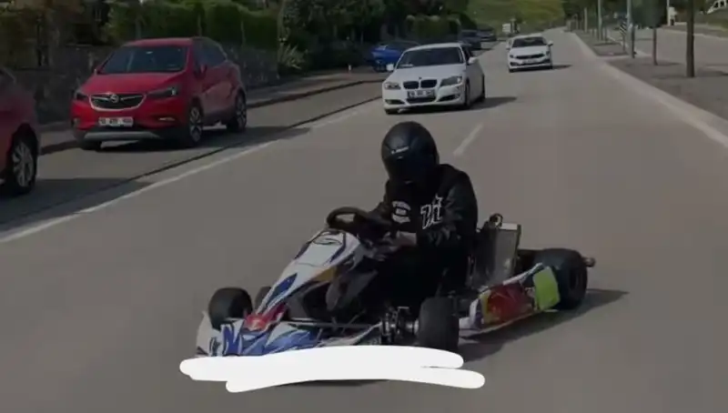Tehlikeli Drift Gösterisi: Go-Kart Sürücüsünün Yola Çıkışı Olay Yarattı!