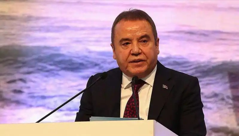 Antalya'nın Efsanevi Lideri: Muhittin Böcek'in Hayatı ve Başarıları