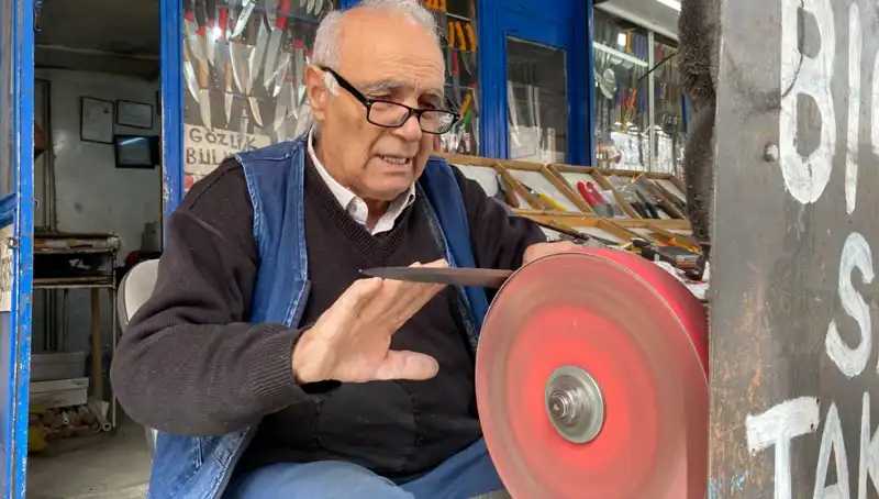 81 Yaşındaki Erhan Amca, Mesleğini Tutku ile Sürdürüyor: "Bu Artık Keyif İşim"