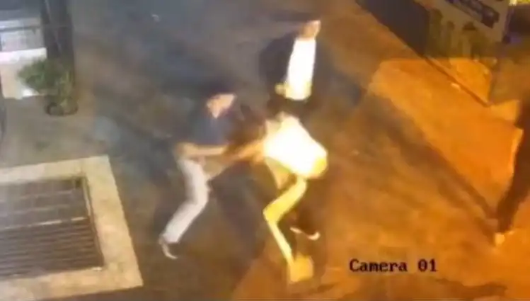 İstanbul Sokaklarında Tekmeli Yumruklu Kavga: Olay Anı Kameralara Yansıdı