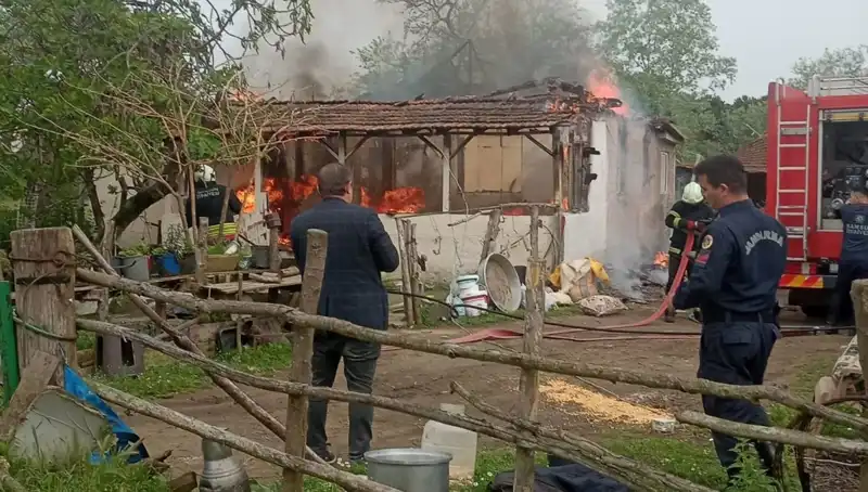 Elektrik Kontağından Çıkan Yangın, Evde Korku Dolu Anlar Yaşattı