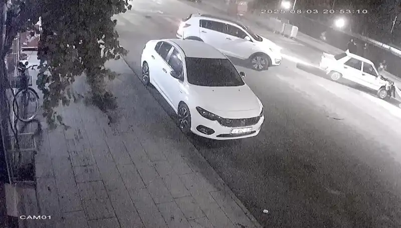 Yaya Geçidinde Talihsiz Kaza: Yayaya Yol Vermek İsteyen Araç Çarpıldı