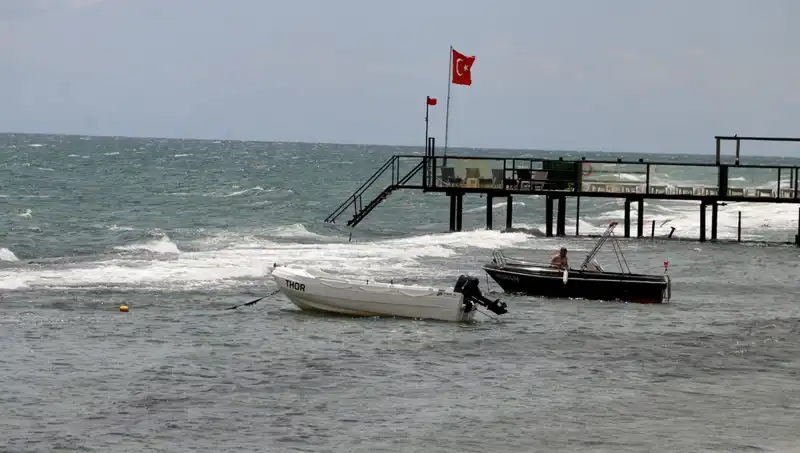 Poyraz Rüzgarı Sıcak Havayı Sardı, Denize Girmek Yasaklandı!