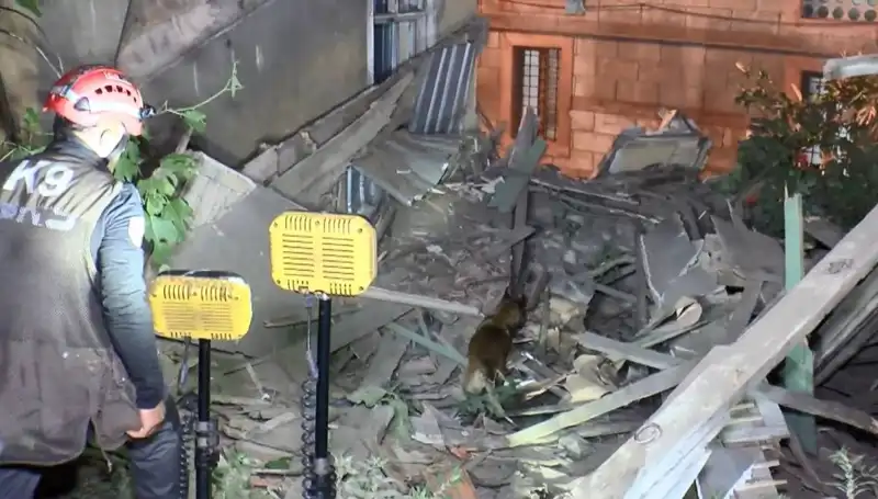 İstanbul'da Deprem Sonrası Tarihi Bina Çöktü: Can Kaybı ve Hasar Durumu Ne?