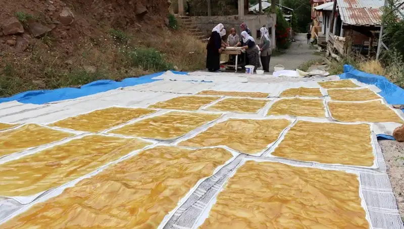 Kışın Lezzet Bombası: Dev Kazanlarda Odun Ateşiyle Hazırlanan Geleneksel Yemekler