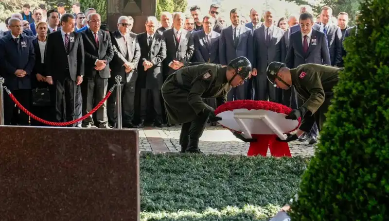 Turgut Özal’ın Anma Töreninde Duygulu Anlar: 8. Cumhurbaşkanı Unutulmadı