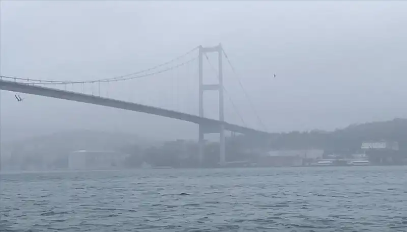 İstanbul Boğazı'nda Gemi Trafiği Sisin Neden Olduğu Sıkıntılarla Yüzleşiyor
