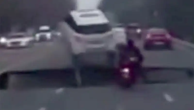 Güney Kore Otoyolunda Oluşan Dev Çukur Motosikleti Yuttu, Yeni Önlemler Alınacak