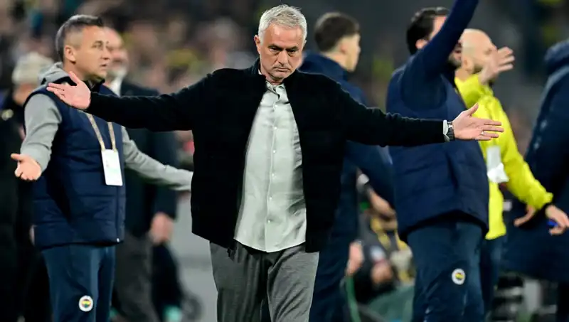 Mourinho'nun Stil Seçimleri Eleştiriliyor: "Modası Çoktan Geçmiş Biri"
