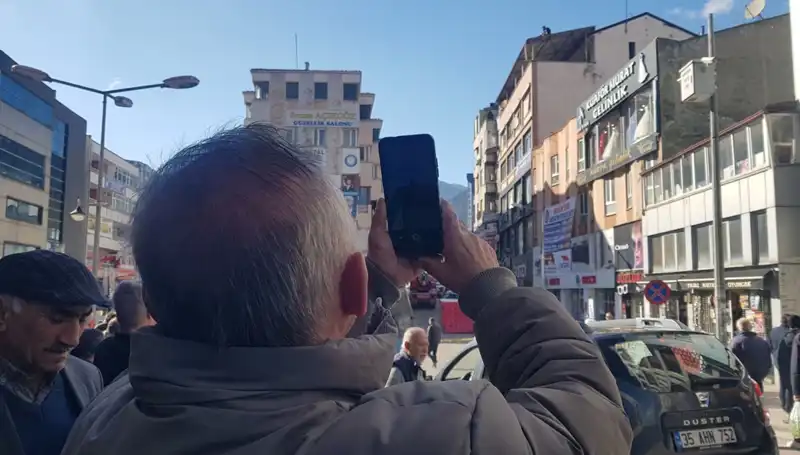 Çatıya Çıkan Kişiyi Görüntülemek İçin Yarışan Gençler: Skandal mı, Eğlence mi?
