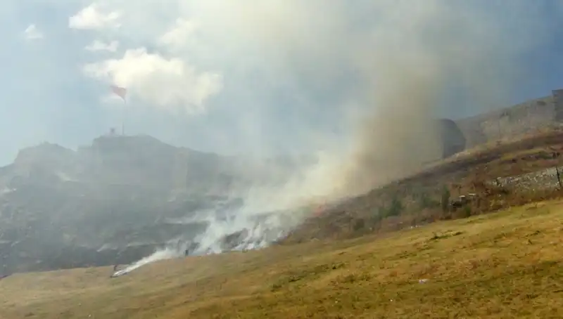 Kars Kalesi Etrafında Korkutan Anız Yangını: Yangının Sebepleri ve Etkileri Neler?