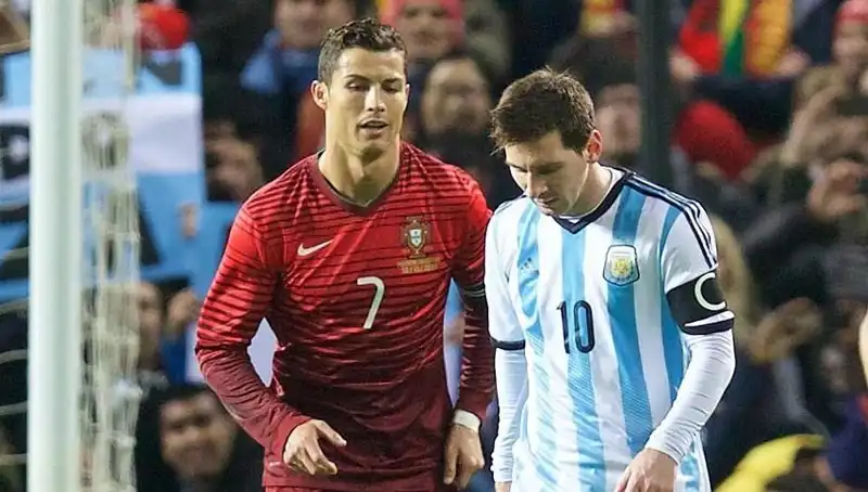 Ronaldo'nun Messi'ye Fark Attığı Anlar: Futbol Dünyasının En Büyük Rekabeti