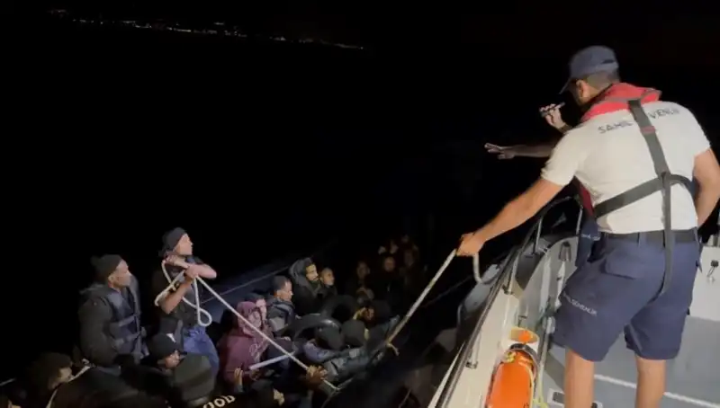 Çeşme'de Denizde Sürüklenen 42 Kaçak Göçmen Kurtarıldı: Dram ve Cesaretin Hikayesi