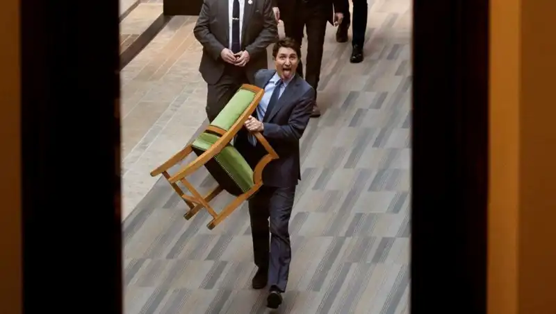 Trudeau'nun Sandalyeye Veda Ettiği An: "Halktan Son Kez Çaldı"