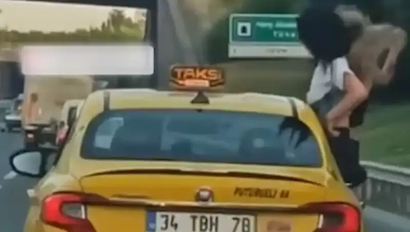Taksinin Camından Sarkan Gençlerin Akılalmaz İhaneti: TEM Otoyolu'nda Şok Görüntüler