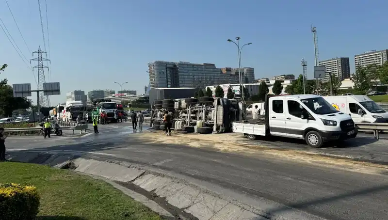 D-100 Yan Yolunda Beton Mikseri Devrildi: Trafik Durduruldu!