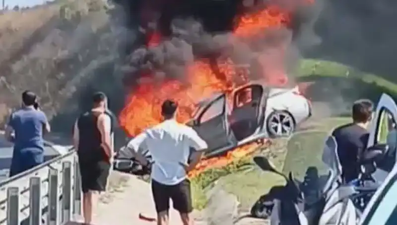 TEM Otoyolu'nda Korkunç Kaza: Otomobil Alev Alev Yandı!