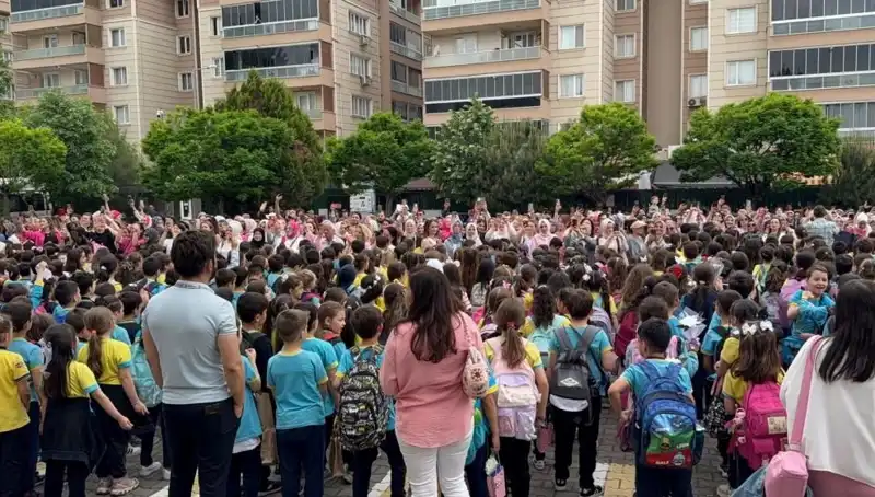 Öğrencilerden Annelere Duygu Dolu Sürpriz: Gözyaşlarıyla Karşılandılar