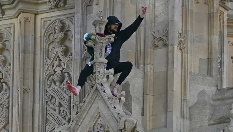 Londra'da Büyük Protesto: Filistin Bayrağıyla Big Ben'e Tırmandılar