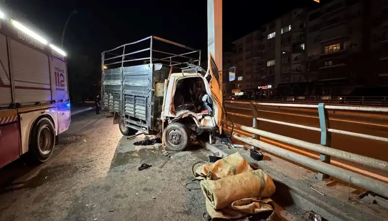 Kamyonet Yön Tabelasına Çarptı: Sürücü Hastanede Tedavi Altında!
