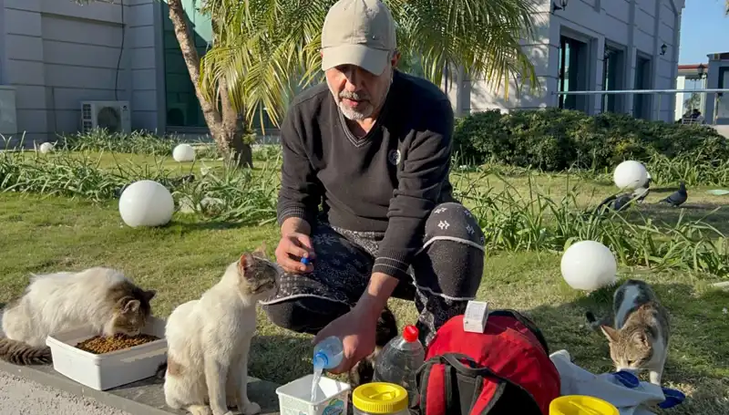 59 Yaşındaki Adamın İnanılmaz Hikayesi: Günde 8 Kilometre Yürüyor ve Kalpleri Kazanıyor