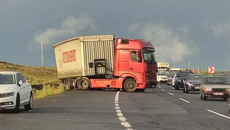 TIR Kaydı ve Yol Kapanması: Uzun Araç Kuyrukları Sürücüleri Bekliyor