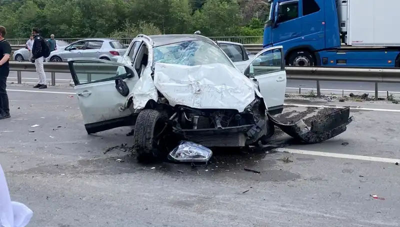 Kontrolü Kaybeden Araç Beton Kanala Çarptı: 3 Kişi Yaralı