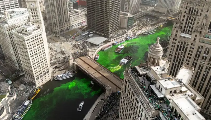 Chicago Nehri, Aziz Patrick Günü İçin Parlak Yeşile Büründü