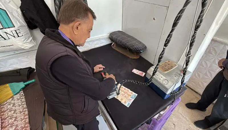 47 Yılın Terzi Ahmet: Paraları Ütüleyerek Renkli Bir Ritüele Dönüştürüyor