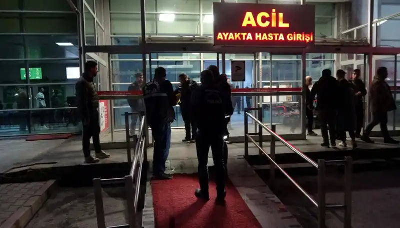 ** Hastane Acil Servisinde Silahlı Kavga: Sıcak Gelişmeler ve Ayrıntılar!**