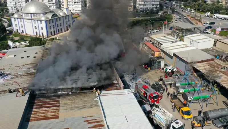 İzmir'de Oto Lastikçide Yangın Paniği: Neler Oldu?