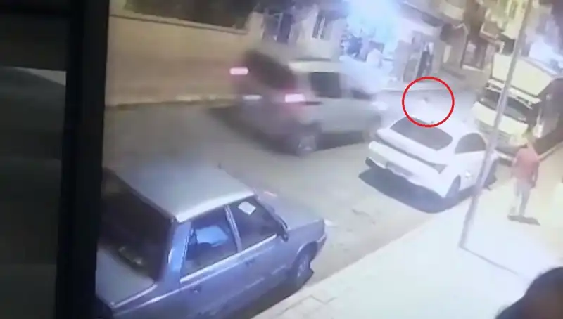 Yola Fırlayan Çocuğa Hafif Ticari Araç Çarpınca Korku Dolu Anlar Yaşandı