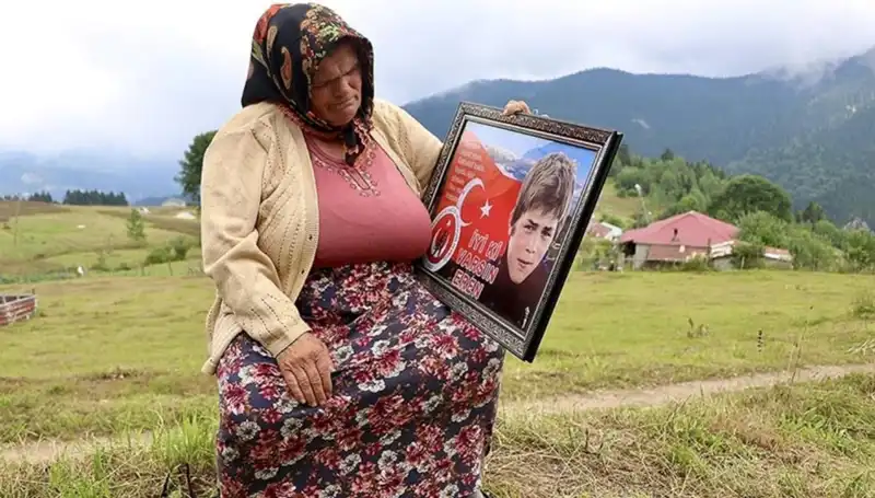 DEM Parti'den Anlamlı Jest: Eren Bülbül'ün Annesine Bayram Ziyareti