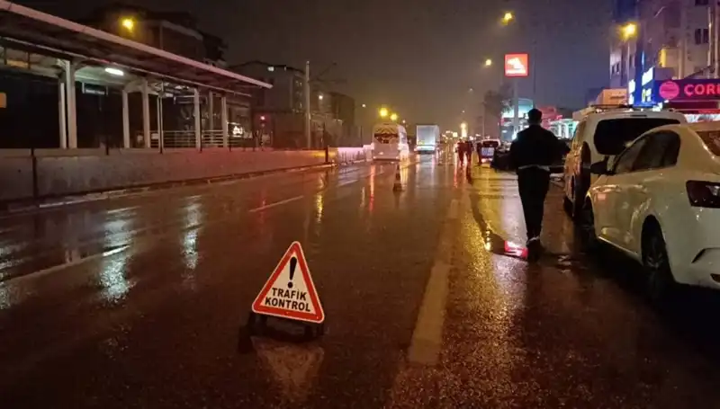 Bursa'da Kaza Sonrası Polise Kamyonet Çarpması: Güvenlik Önlemleri Hayati Tehlike Oluşturdu