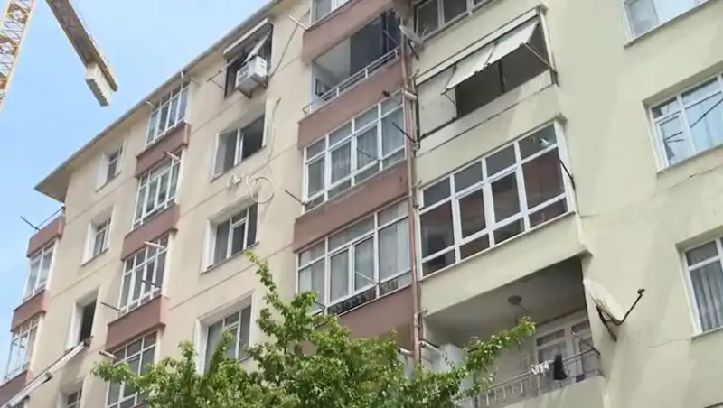 İstanbul'da Kolonları Patlayan 96 Dairelik Site Acil Tahliye Edildi