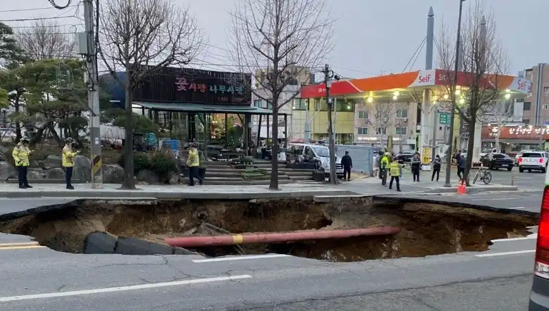 Güney Kore’de Dev Çukur: Motosiklet Kazası, 1 Kayıp ve 1 Yaralı