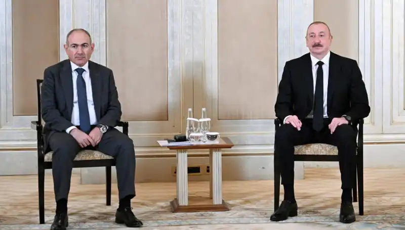 Aliyev ve Paşinyan, Abu Dabi'de Barış Süreci İçin Tarihi Zirve Gerçekleştirdi