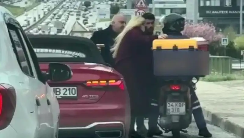 D-100 Karayolu'nda Korku Dolu Anlar: Motokuryeye Silah Çekildi
