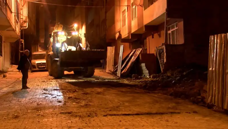 Bağcılar'da Eğilen Bina Acil Olarak Boşaltıldı: Tehlike Sinyalleri