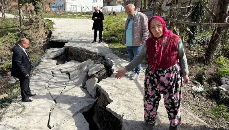 Diken Üstünde Bekleyen Mahalle: Heyelan Nedeniyla Yol Çöktü
