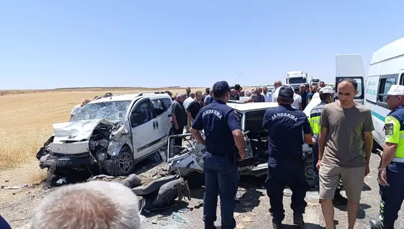 Otomobil ile Hafif Ticari Araç Çarpıştı: 4 Kişinin Hayatını Kaybettiği Kaza