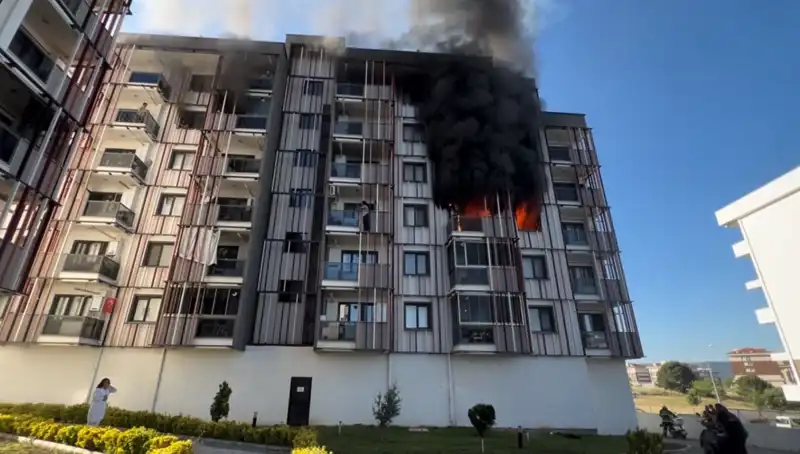 Çanakkale'de Korku Dolu Anlar: Gecenin Ortasında Yangın Alarmı