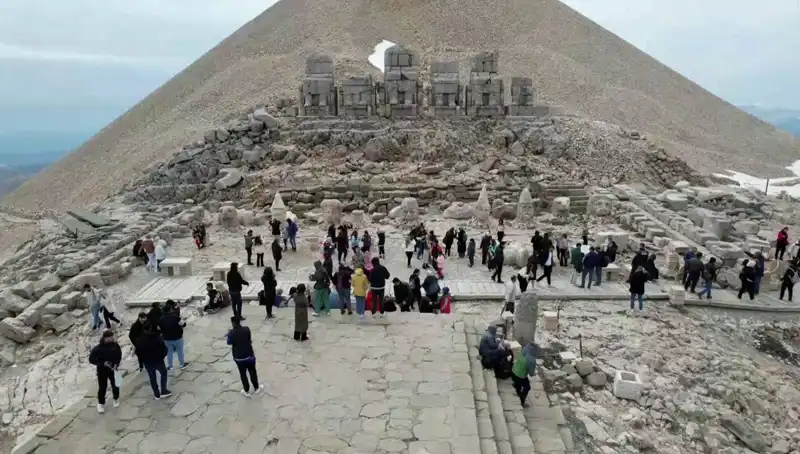 Nemrut Dağı'nda Bayram Kalabalığı: Yerli ve Yabancı Turistlerle Dolu!