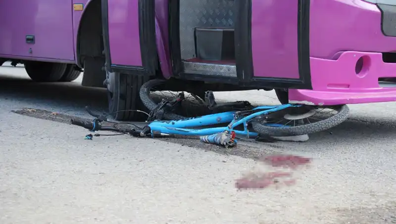 Sokağa Çıkan Çocuk Bisikletle Otobüs Altında Kalmanın Üzücü Hikayesi