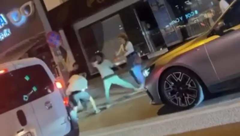 Cadde Boks Ringine Döndü: Şehrin Merkezinde Yumruklar Uçuştu