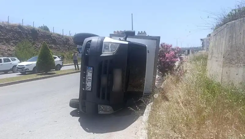 Hafif Ticari Araç Kamyonete Çarptı: Ters Dönme Anları Kamerada